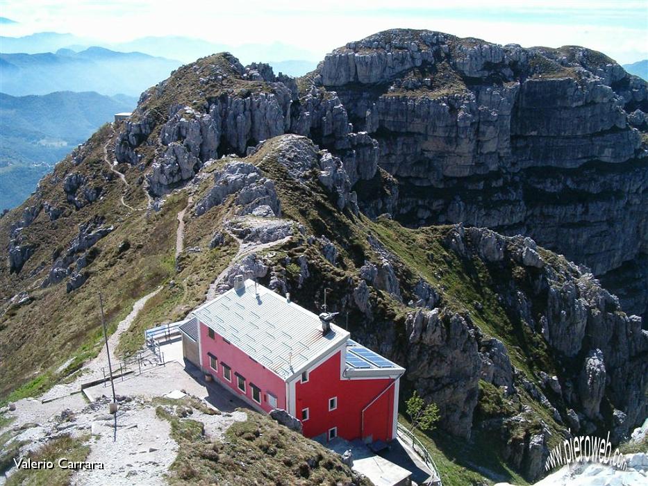 13° Rifugio Azzoni e le creste.jpg